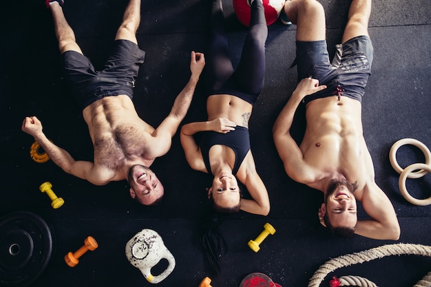 Вид сверху аксессуаров для фитнеса и дерева спортсмена лежа на полу
