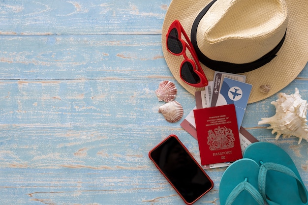 Vista dall'alto degli accessori utilizzati per i turisti su uno sfondo di legno. accessori da viaggio e copia spazio. concetto di accessori da viaggio vista dall'alto.