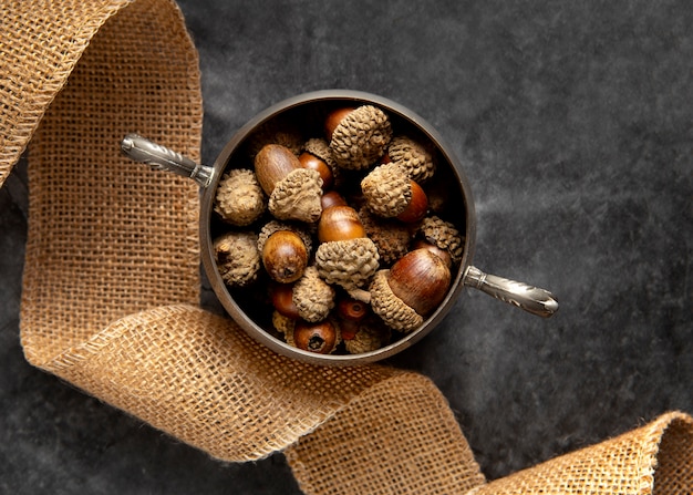 Photo top view acorns still life