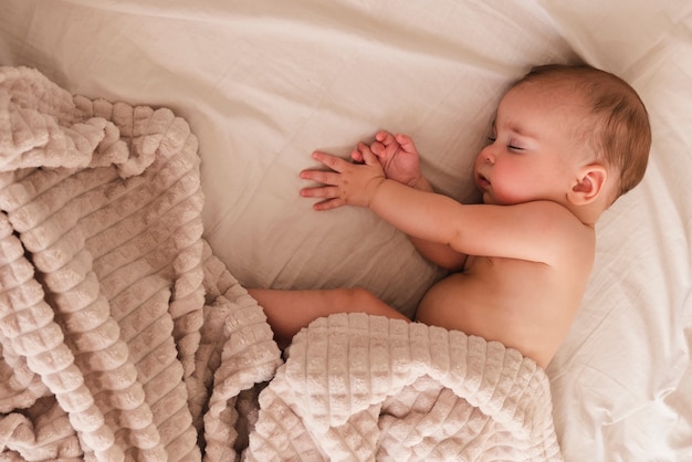 Photo top view of adorable newborn sleeping