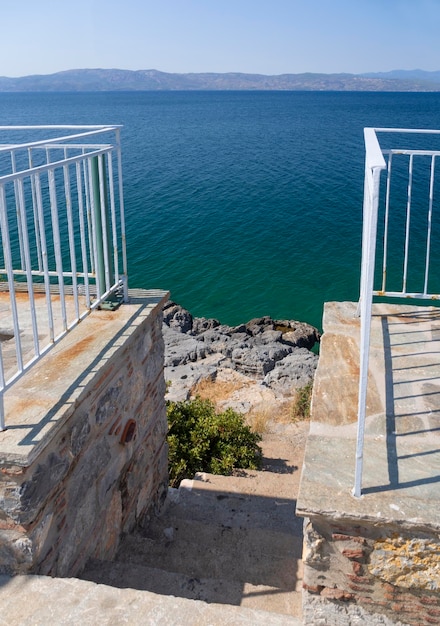 Vista dall'alto del mar egeo e della località turistica greca marmari sull'isola di evia in grecia in una giornata di sole