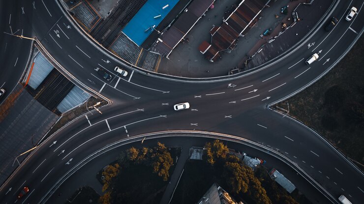 Фотография вид сверху воздушный дрон выстрел асфальтовой дороги с автомобилями в вечернем городе