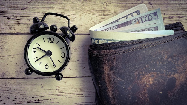 오래 된 지갑 비즈니스 및 돈 개념으로 알람 시계의 상위 뷰