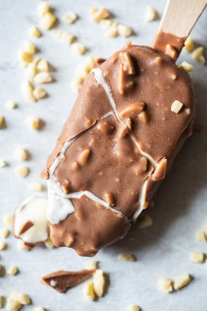 アーモンドバニラアイスクリームとチョコレート釉薬の上面図