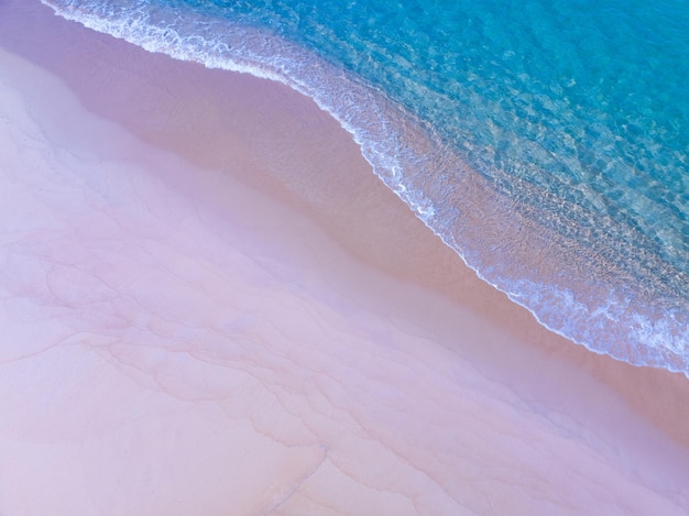 Вид сверху на удивительный пастельный песчаный пляж и бирюзовое море, пространство для копирования доступного природного фона Высокий угол обзора морского песчаного фона