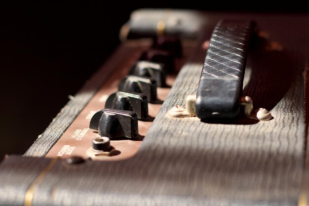 Foto vista superiore di un amplificatore di chitarra antica manopole e maniglia