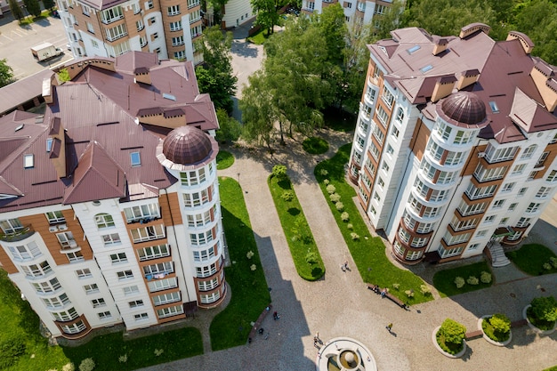 Vista dall'alto di edifici alti appartamento o ufficio, auto parcheggiate, paesaggio urbano della città. drone fotografia aerea.