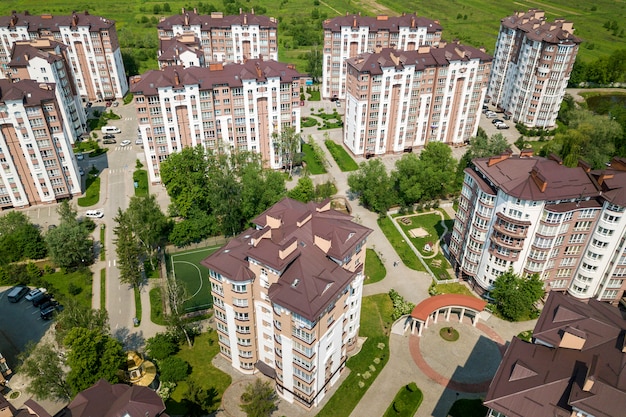 Vista dall'alto di edifici alti appartamento o ufficio, auto parcheggiate, paesaggio urbano della città. drone fotografia aerea.