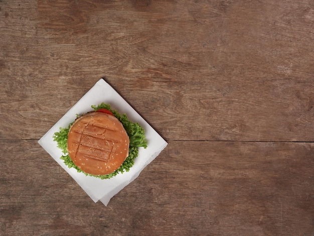 Photo top view of appetite burger against a wooden table copy space