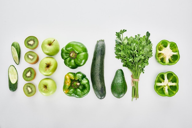 Foto vista dall'alto di mele avocado cetrioli peperoni kiwi verde e zucchine