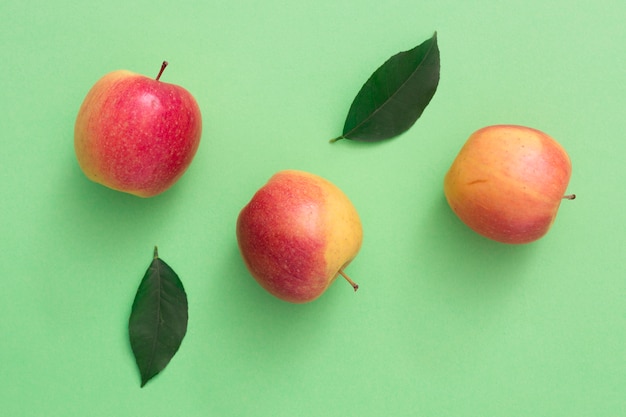 Photo top view apples with leaves