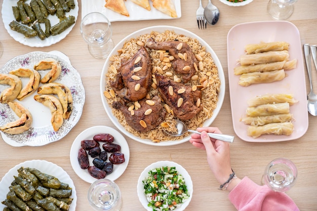 top view Arabische familie die samen eten op een houten tafel met vader, moeder, grootvader, grootmoeder en zoon