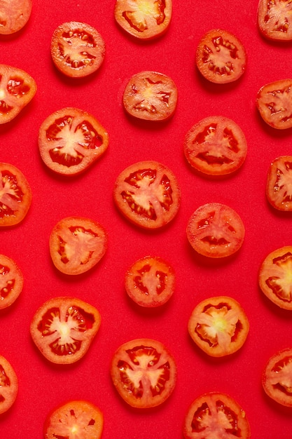 Foto disposizione vista dall'alto con pomodoro a fette