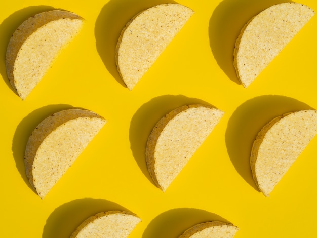 Foto disposizione vista dall'alto con tacos su sfondo giallo