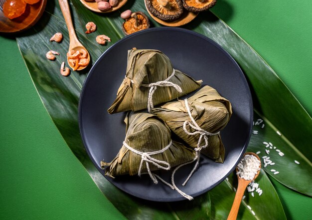 Vista dall'alto di zongzi fatto in casa cinese asiatico - cibo per gnocchi di riso per il dragon boat festival