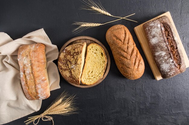 Vista dall'alto dell'assortimento di delizioso pane al forno di varie forme da farina di diverse varietà una copia dello spazio