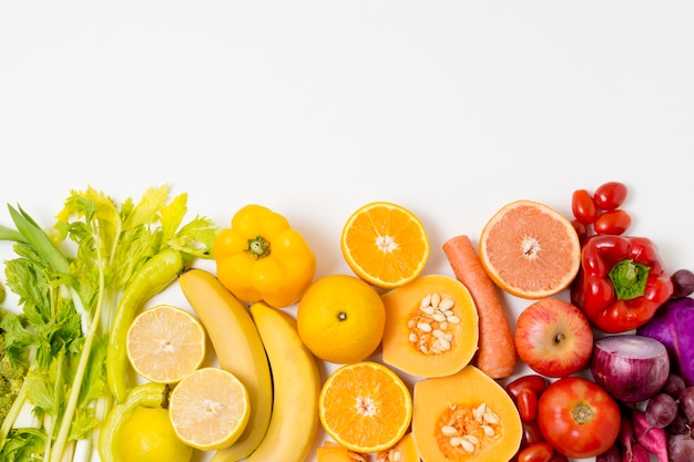 Foto assortimento di frutta fresca vista dall'alto con spazio di copia