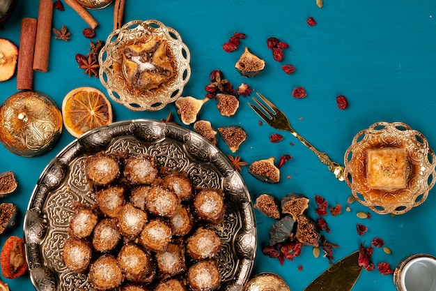 어둠에 전통적인 접시에 터키 라바의 구색의 상위 뷰