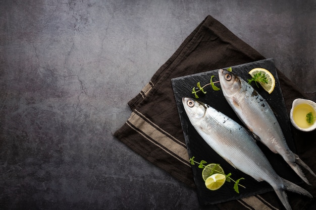 Photo top view assortment with delicious fish and stucco background