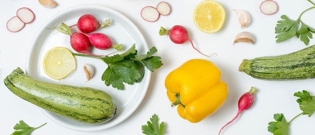 Photo top view assortment of zucchini and vegetables