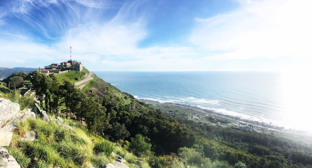 Photo top view to the atlantic ocean and santa tecla mountain in a guarda o baixo mino galicia spain a