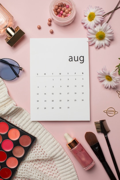 Foto vista dall'alto calendario e trucco di agosto