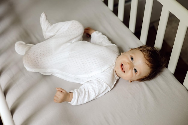 유아용 침대 요람에서 아기의 상위 뷰