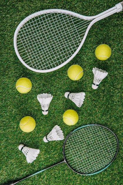 Photo top view badminton tennis equipment