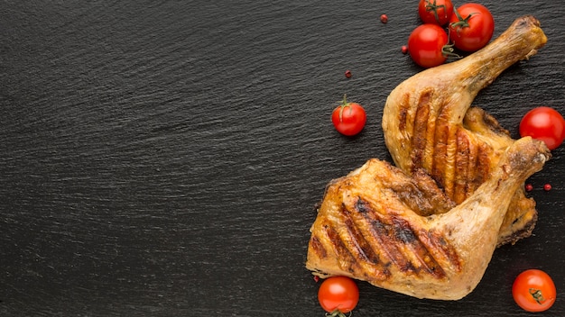 写真 トップビュー焼きチキンとトマトのコピースペース