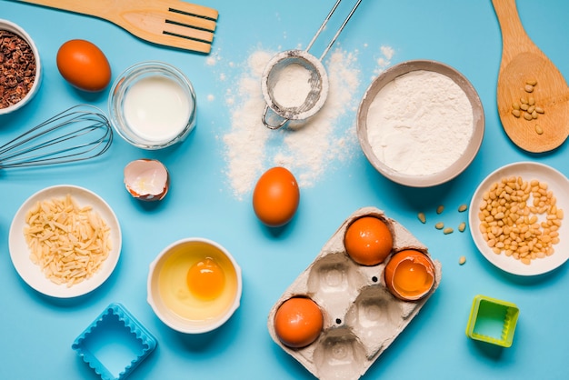 Photo top view baking flour with eggs and sugar