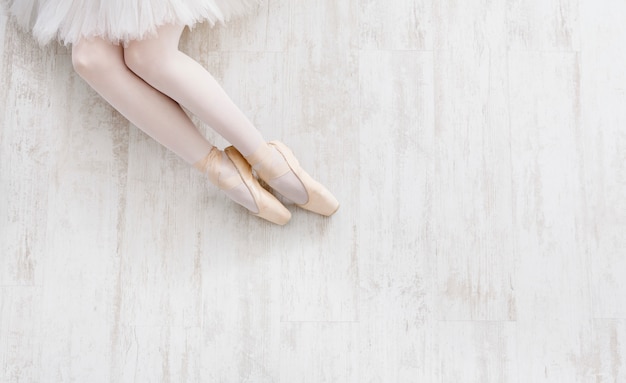 Foto vista dall'alto delle gambe della ballerina in scarpe da punta