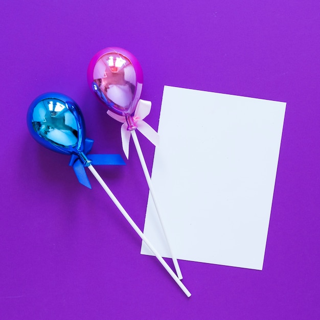 Воздушные шары вид сверху на фиолетовом фоне