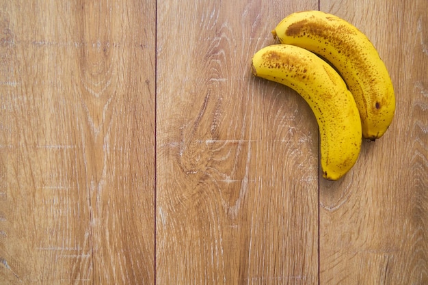 木製の背景にバナナの上面図