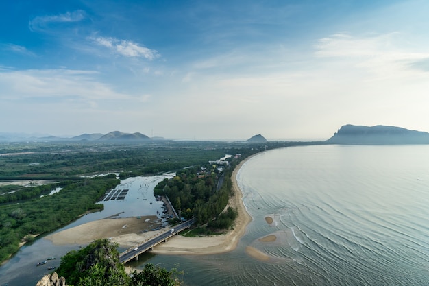 Foto vista dall'alto di una baia in thailandia