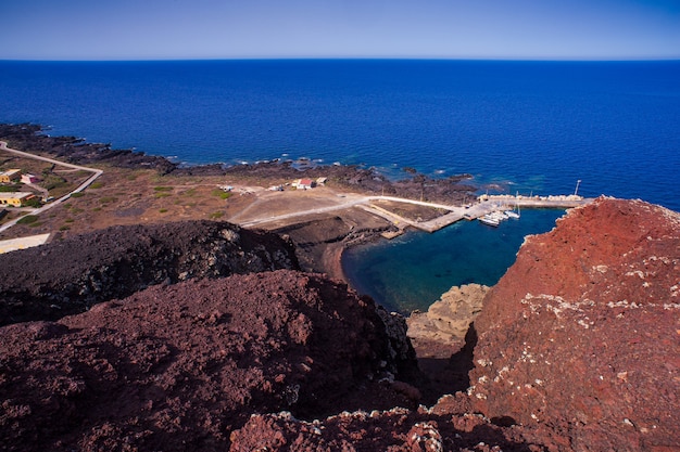 Vista dall'alto della spiaggia chiamata cala pozzolana di ponente dalla cima del vulcano monte nero, linosa, sicilia