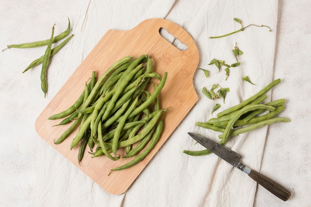 Photo top view of beans on chopping board