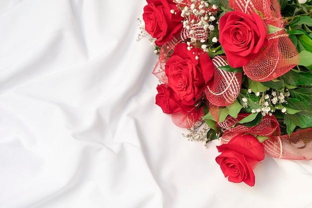 흰색 침대 시트에 아름다운 꽃다발의 상위 뷰 로맨틱 깜짝 배경