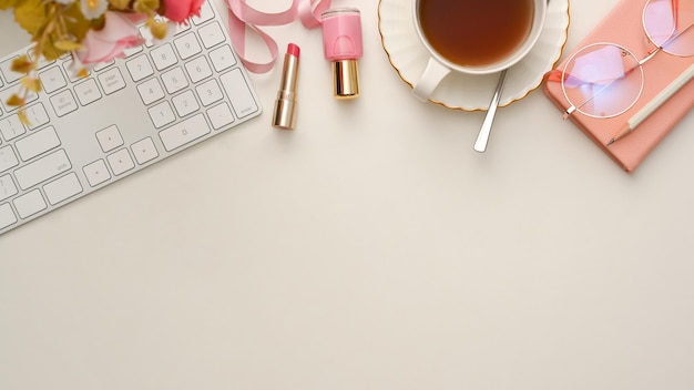 Vista dall'alto di un bellissimo spazio di lavoro femminile con accessori e spazio per la copia su sfondo bianco