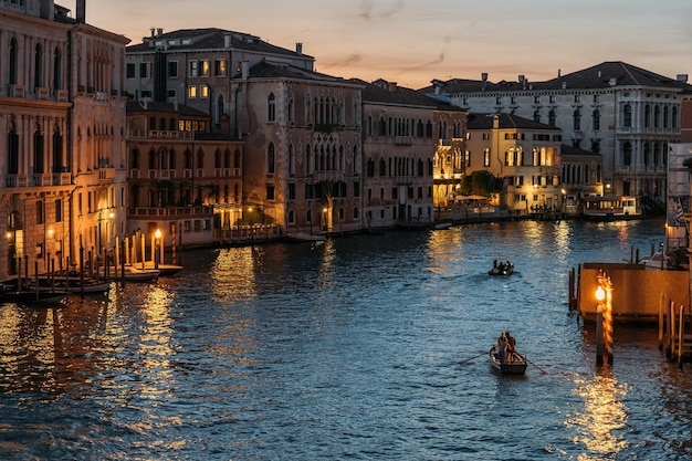 Vista dall'alto del bellissimo canal grande di venezia con luci incandescenti sul cielo blu in estate