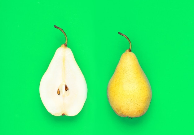 Photo top view on beautiful ripe golden pears