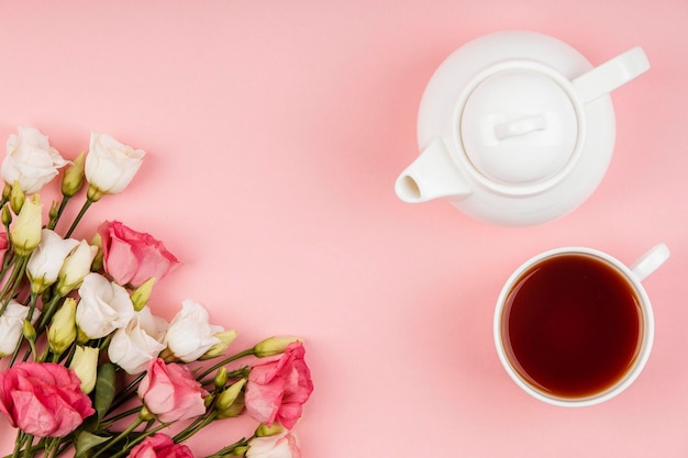 Верхний вид красивые розы расположение с чайником чашку чая