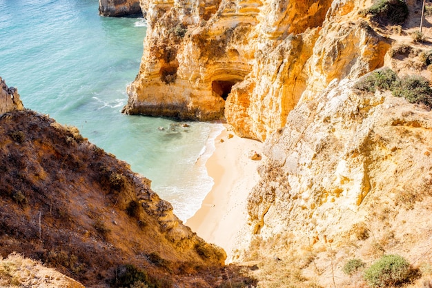 포르투갈의 라고스(Lagos) 시 근처 폰타 다 피에다데(Ponta da Piedade)의 아름다운 모래 해변의 최고 전망