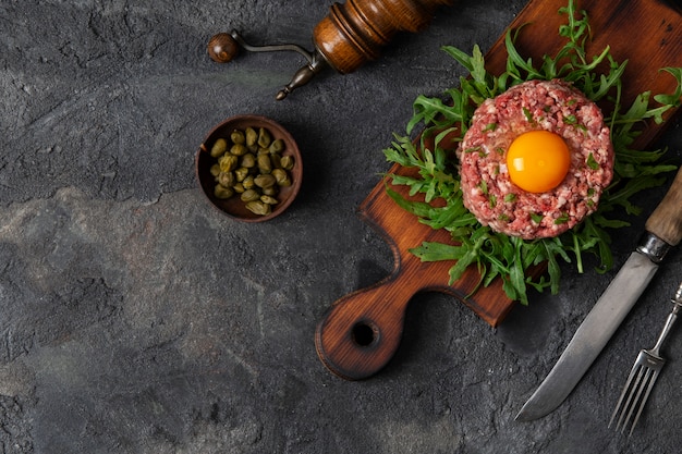 Photo top view beef steak tartar still life