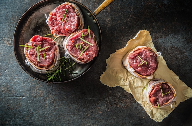 ベーコンに包まれた牛ヒレ肉のステーキを鍋に入れて保存。