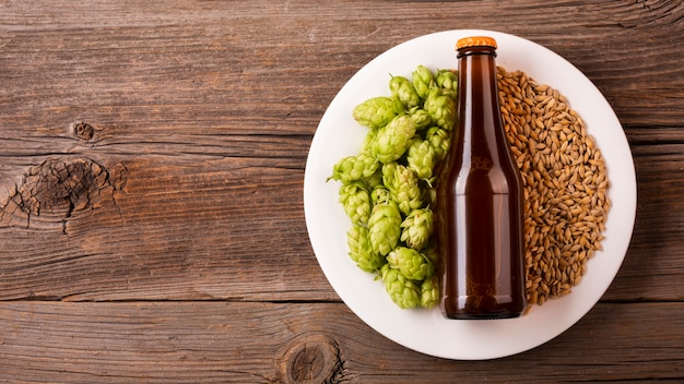 Foto vista dall'alto bottiglia di birra con ingredienti