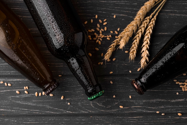 Foto disposizione delle bottiglie di birra vista dall'alto