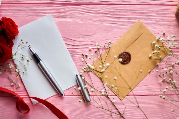 Photo top view beige envelope with blank paper