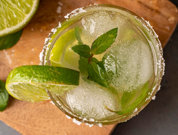 Photo top view beverage with lime and mint