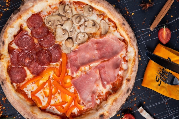 Foto top view su una grande pizza assortita di quattro stagioni con una varietà di topping