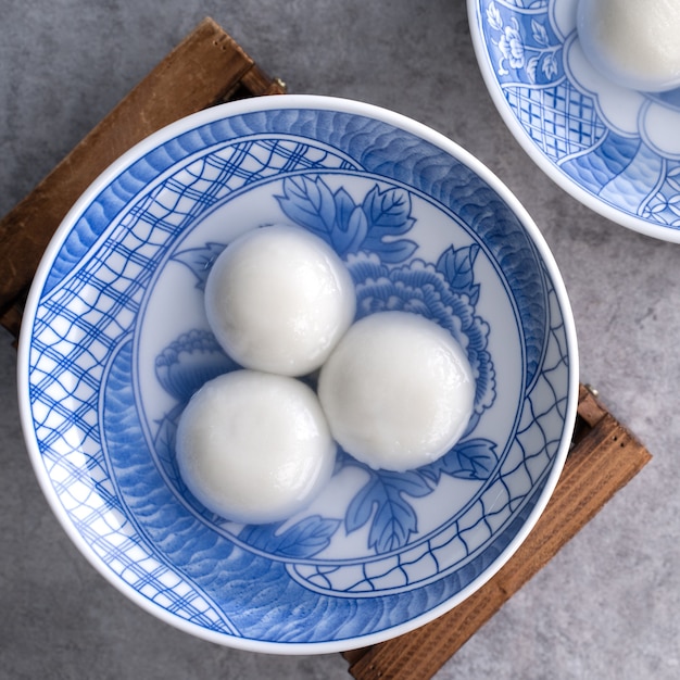 Vista dall'alto di grandi tangyuan yuanxiao (polpette di gnocchi di riso glutinoso) per il cibo del festival del capodanno lunare, le parole sulla moneta d'oro indicano il nome della dinastia che ha fatto.